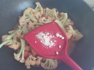 茄汁花菜,加入适量的鸡粉翻炒均匀至断生即可出锅