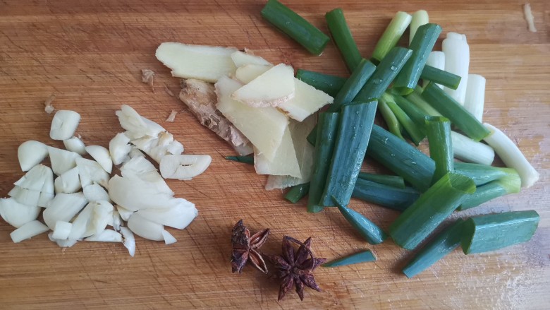 豆角焖卷子,把葱切成段，姜切成片，大蒜拍碎