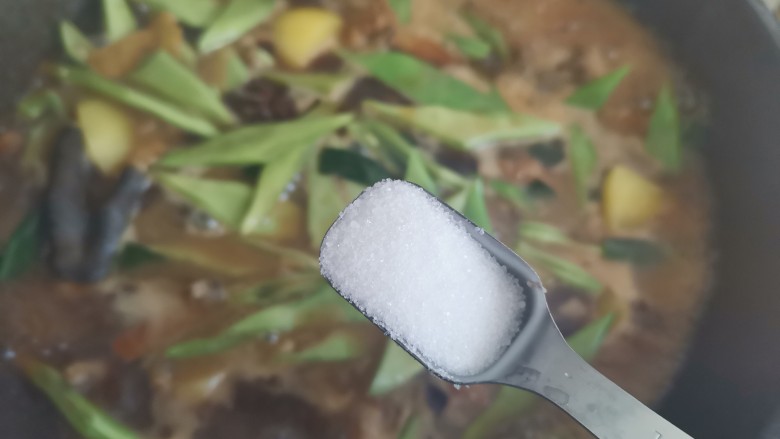 豆角焖卷子,加入豆角继续炖，加入适量的盐调味