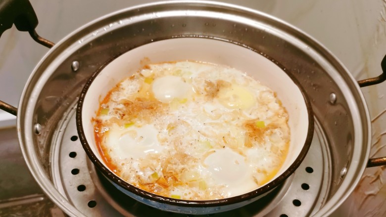 酱卧鸡蛋,蒸好出锅。