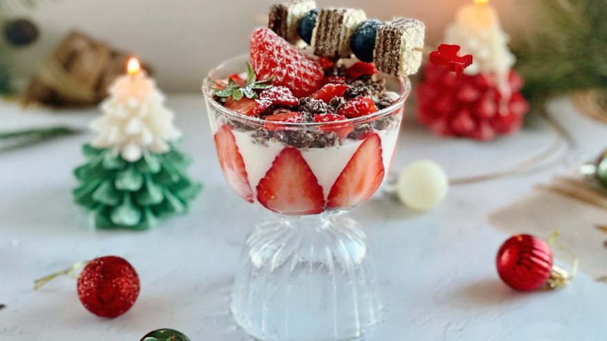 做一份圣诞甜品就是这么简单，威化饼草莓酸奶杯，颜值爆表