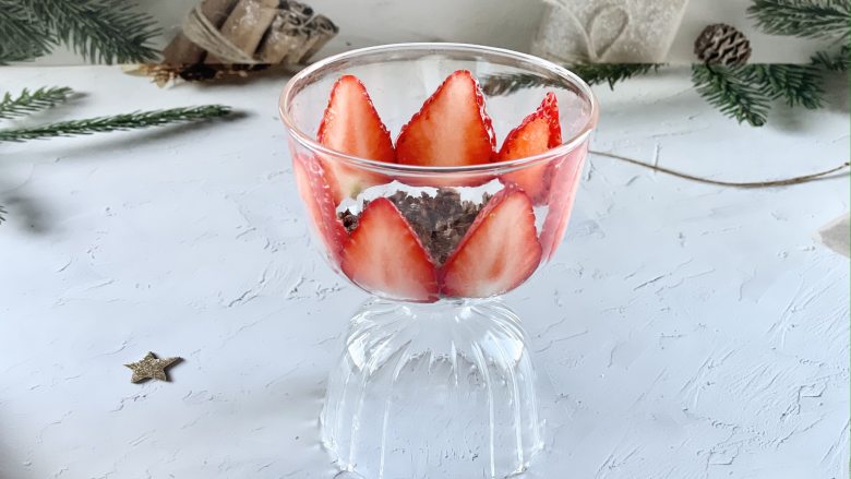 做一份圣诞甜品就是这么简单，威化饼草莓酸奶杯，颜值爆表,在玻璃杯壁上贴上一圈草莓薄片