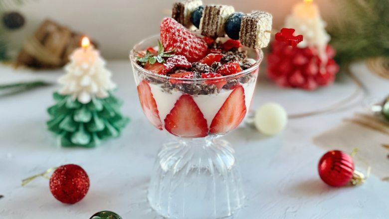 做一份圣诞甜品就是这么简单，威化饼草莓酸奶杯，颜值爆表,颜值爆表 ～