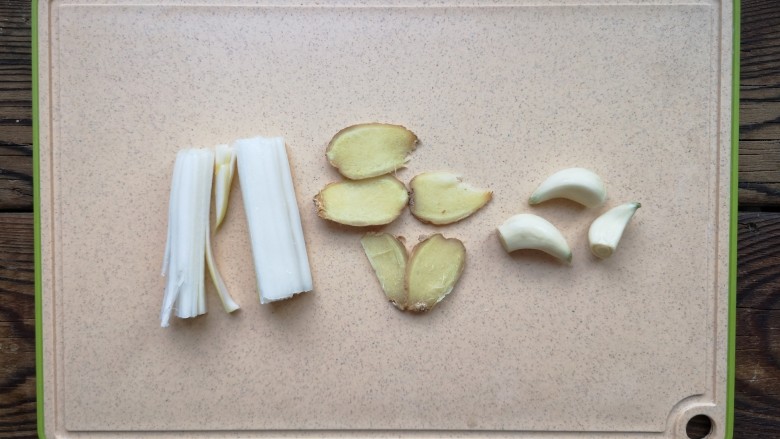 豆角焖卷子,葱切段，姜切片，蒜去皮去蒂。