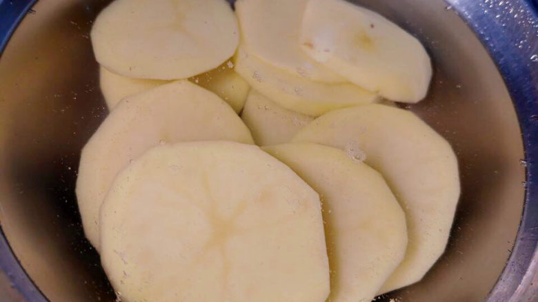 豆角焖卷子,土豆去皮切片（大约0．5公分厚）