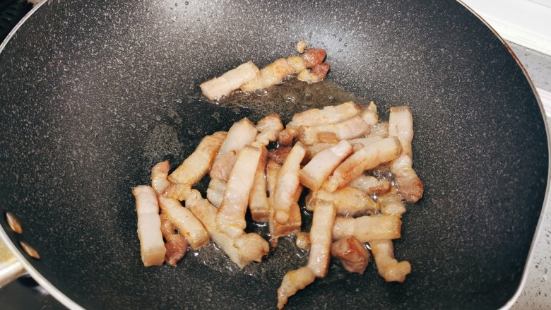 豆角焖卷子,炒至五花肉变色出油