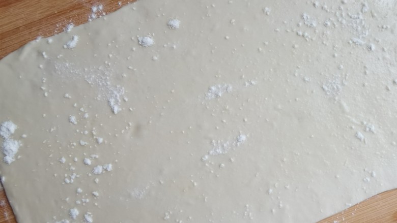 豆角焖卷子,再撒上少许面粉，这样做出的花卷分层更清晰。