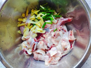姜葱冬菇蒸滑鸡,土鸡切件洗净，加入生姜和葱段