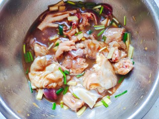 姜葱冬菇蒸滑鸡,抓均匀，腌制两个小时以上