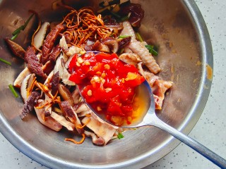 姜葱冬菇蒸滑鸡,将香菇和虫草花放入腌好的鸡块内，并加入一勺剁椒，搅拌均匀