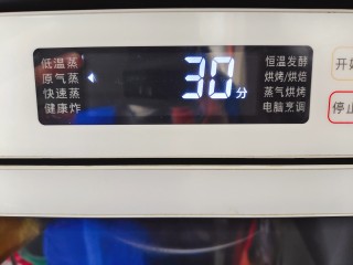 姜葱冬菇蒸滑鸡,放入蒸箱，蒸30分钟