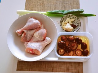 姜葱冬菇蒸滑鸡,食材准备好，冬菇用清水浸泡。