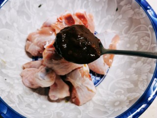 姜葱冬菇蒸滑鸡,鸡块中加入甜面酱。