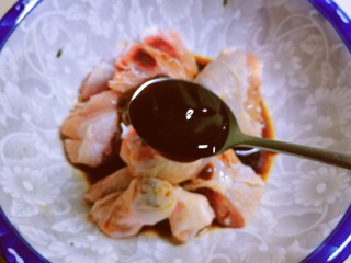 姜葱冬菇蒸滑鸡,加入酱油、料酒和蚝油。