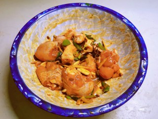 姜葱冬菇蒸滑鸡,反复抓拌均匀，腌制1个小时。