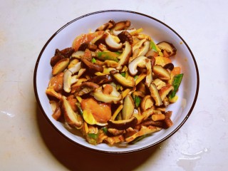 姜葱冬菇蒸滑鸡,放入冬菇片。