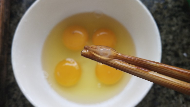 酱卧鸡蛋,鸡蛋磕入碗中，挑去鸡眼