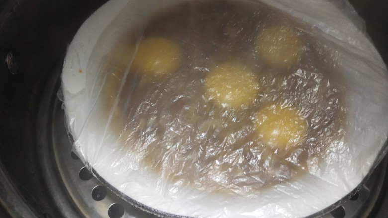 酱卧鸡蛋,盖上保鲜膜，放入盛着开水的蒸锅里，大火蒸15分钟