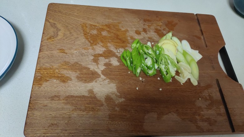 豆角焖卷子,切点葱姜蒜备用。
