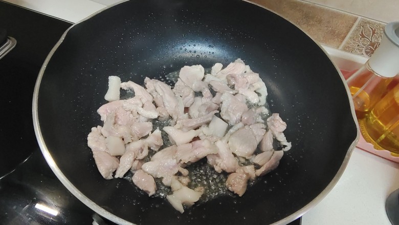 豆角焖卷子,锅中烧油，加入猪肉炒至变色