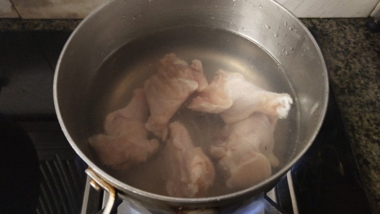 姜葱冬菇蒸滑鸡,锅里放入适量清水，把鸡腿放进去焯一下，撇去浮沫洗净