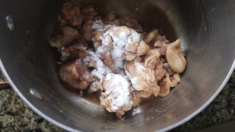 姜葱冬菇蒸滑鸡,加入玉米淀粉，搅匀，再腌制15分钟