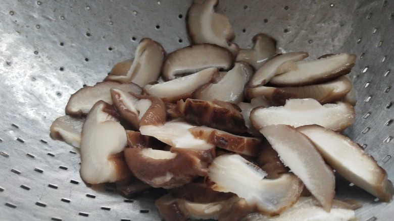 姜葱冬菇蒸滑鸡,捞出沥干水分备用