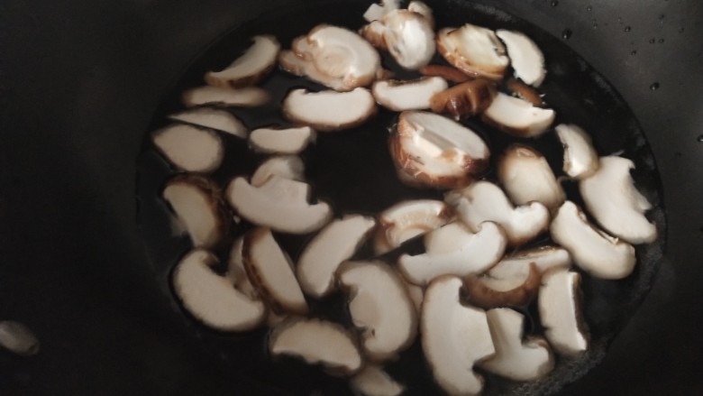 姜葱冬菇蒸滑鸡,放开水里焯水30秒