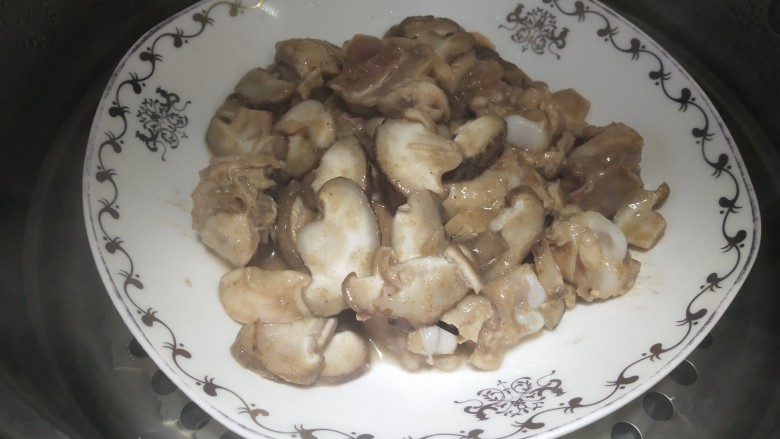 姜葱冬菇蒸滑鸡,放入盘中，上锅蒸25分钟左右