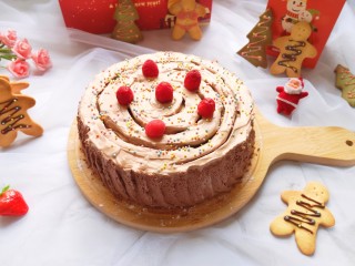 圣诞树蛋糕,再用糖珠和蔓越莓装饰一下。 