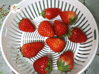 草莓雪人,准备好新鲜草莓，清洗干净，沥去水分