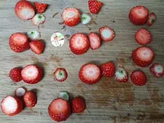 草莓雪人,草莓去蒂，切下1/3的草莓，做雪人的帽子；另外那半草莓，用来做雪人的身体；然后再将大半草莓的底部切平，方便草莓立起来
