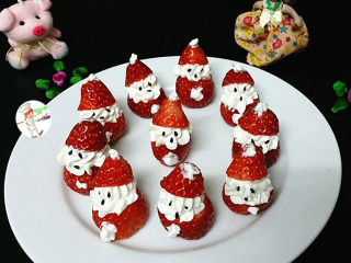 草莓雪人,好看又好吃；喜欢吃甜的，还可以筛点糖粉装饰