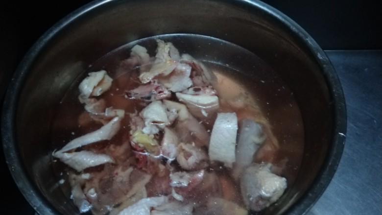 姜葱冬菇蒸滑鸡,放入盆中冷水泡出血水在洗成清水捞出来控水