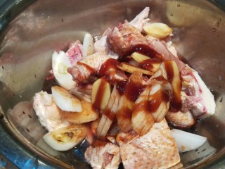 姜葱冬菇蒸滑鸡,放入姜葱，耗油，料酒，酱油