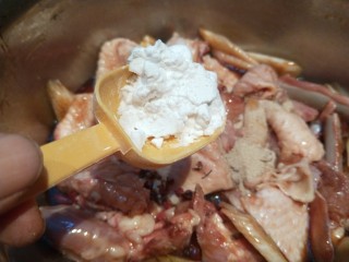 姜葱冬菇蒸滑鸡,放入生粉，盐