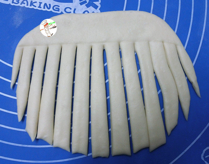 圣诞老人面包,接着，取图7中一份30%中面团，擀成半圆形面饼，从2/3处用刮刀切成若干长条，如图所示