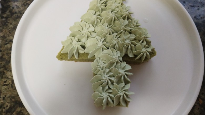圣诞树蛋糕,取一片三角形和长方形，在上面裱花