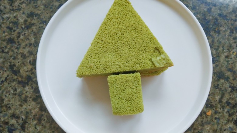 圣诞树蛋糕,把蛋糕胚切成三角形和长方形各两片