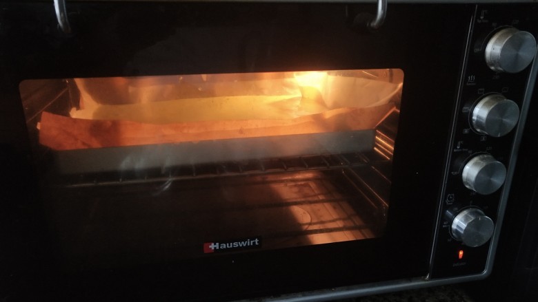 圣诞树蛋糕,送入烤箱中层，温度调至150度烤30分钟