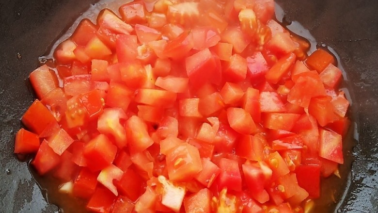 茄汁花菜,加入西红柿炒出汤汁