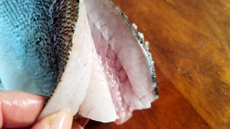 盐焗烤鱼,鲈鱼先切下鱼头，从鱼背划开，鱼肚相连