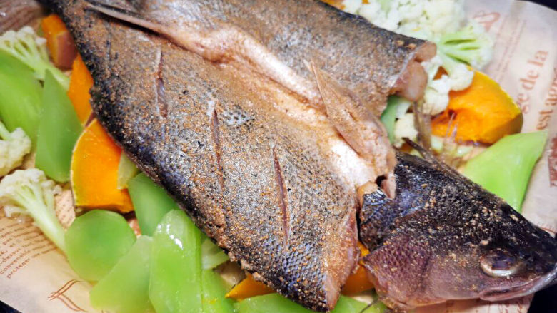 盐焗烤鱼,鱼肉表面划刀后移入烤盘