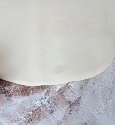 豆角焖卷子,醒好的面擀成面饼。