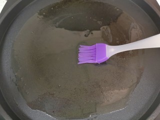 孜然煎豆干,电饼铛预热，刷上一层菜籽油。