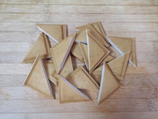 孜然煎豆干,切成三角块。