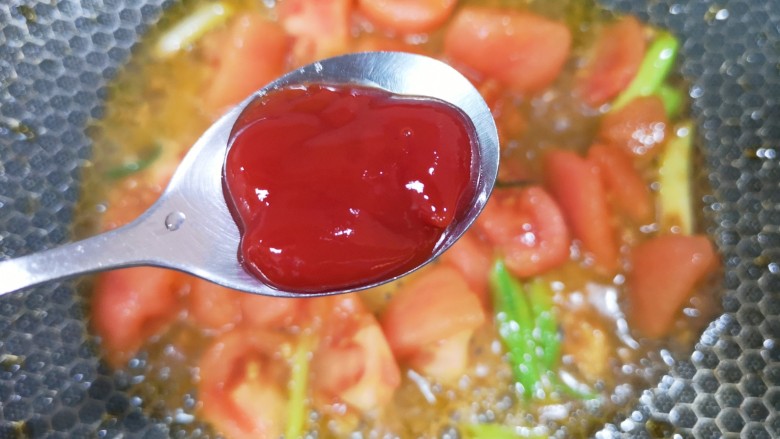 茄汁花菜,加入1勺<a style='color:red;display:inline-block;' href='/shicai/ 699'>番茄酱</a>翻炒均匀。