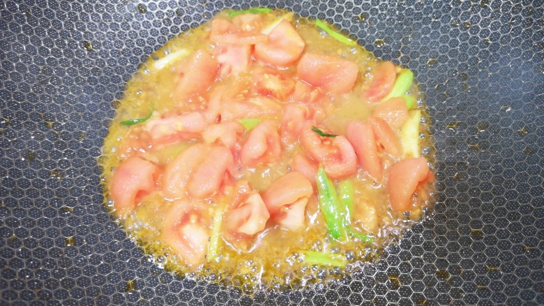 茄汁花菜,下入西红柿翻炒至出汁。