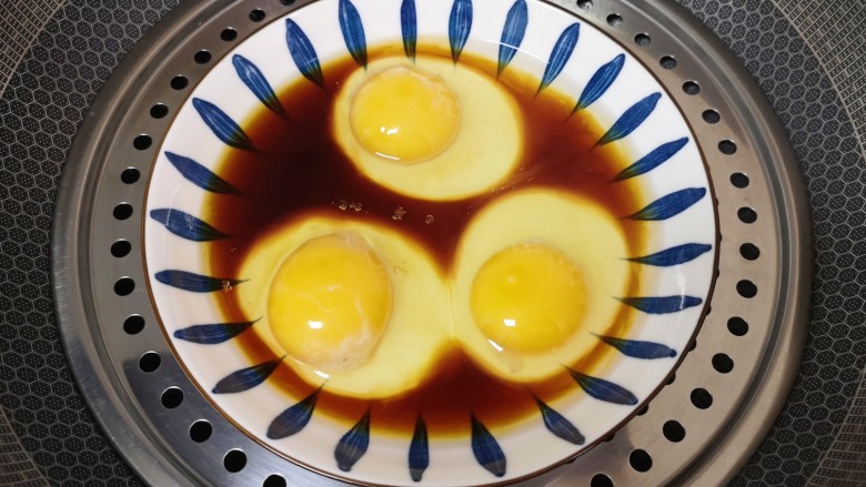 酱卧鸡蛋,凉水放入蒸锅，水开以后转中火蒸8分钟。