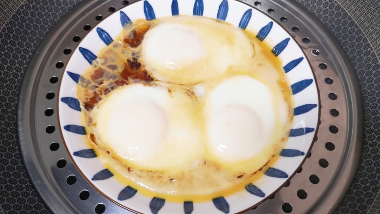 酱卧鸡蛋,焖2分钟打开锅盖。